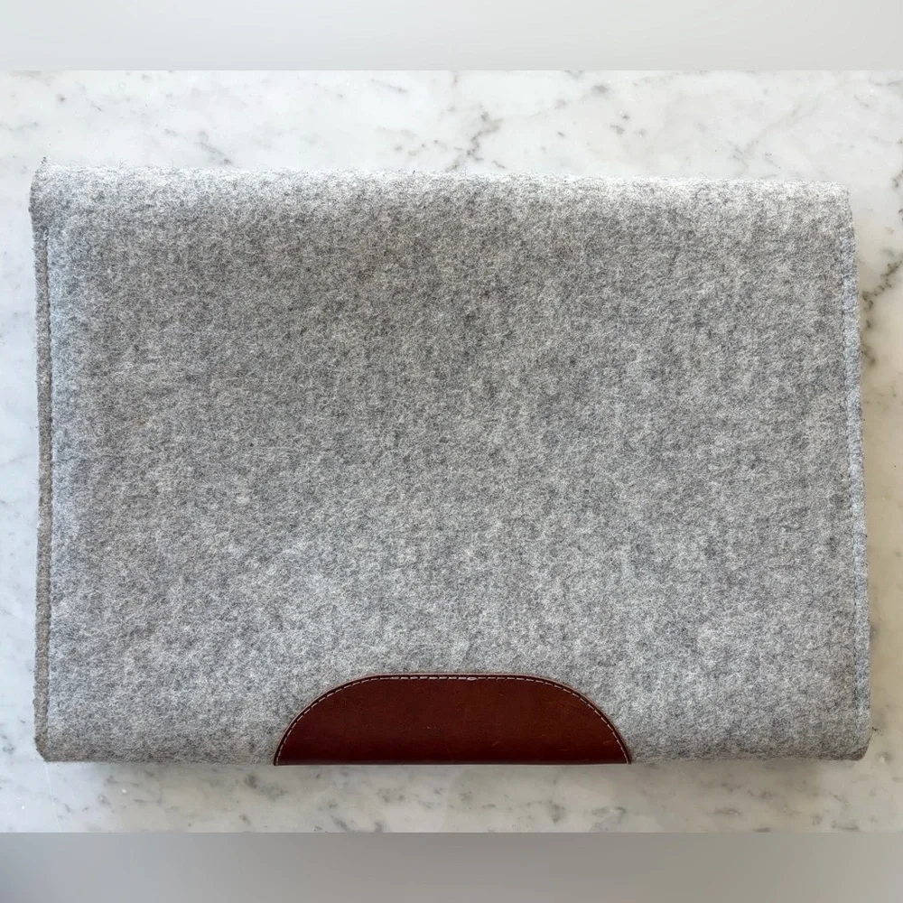 Pack &Smooch Felted Wool and Leather Laptop Sleeve, grey, int. pockets,snap, EUC
